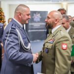 Kielce. Powołanie insp. Pawła Dzierżaka na stanowisko Komendanta Wojewódzkiego Policji w Kielcach. Na zdjęciu: insp. Paweł Dzierżak oraz pułkownik Paweł Chabielski, komendant Centrum Przygotowań do Misji Zagranicznych na Bukówce / KWP w Kielcach