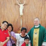 Kielczanie z biskupem Janem Piotrowskim w stolicy Panamy. Na zdjęciu ks Łukasz Zygmunt z mieszkańcami Panamy / Ksiądz Łukasz Zygmunt, ksiądz Michał Haśnik, Aleksandra Kujszczyk