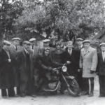 Zajeziorze w gminie Samborzec. Zdjęcia z  publikacji historycznej. Kurs prawa jazdy na motocykl 1948 rok / mieszkańcy