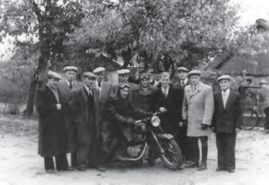 Zajeziorze w gminie Samborzec. Zdjęcia z publikacji historycznej. Kurs prawa jazdy na motocykl 1948 rok / mieszkańcy