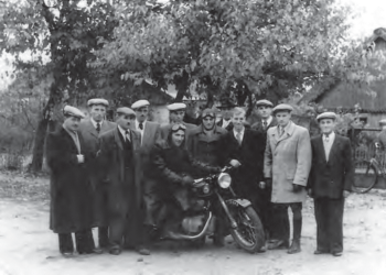 Zajeziorze w gminie Samborzec. Zdjęcia z  publikacji historycznej. Kurs prawa jazdy na motocykl 1948 rok / mieszkańcy