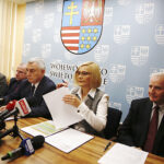 Konferencja w urzędzie marszałkowskim. Od lewej: Mariusz Gosek, Marek Bogusławski, Andrzej Bętkowski, Renata Janik i Marek Jońca / Jarosław Kubalski / Radio Kielce