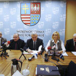 Konferencja w urzędzie marszałkowskim. Od lewej: Mariusz Gosek, Marek Bogusławski, Andrzej Bętkowski, Renata Janik i Marek Jońca / Jarosław Kubalski / Radio Kielce