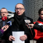 Konferencja PO dotycząca niedzieli bez handlu. Na zdjęciu: Artur Gierada - poseł PO i Marzena Okła - Drenowicz - posłanka PO / Marzena Mąkosa / Radio Kielce