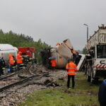 Działania służb ratunkowych po wykolejeniu się cysterny kolejowej z gazem propan - butanem po zderzeniu z ciężarówką / Marzena Mąkosa / Radio Kielce