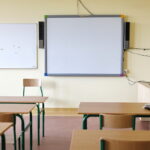 Sala lekcyjna w Szkole Podstawowej im. Ks. P. Ściegiennego w Bilczy. Tablica / Marzena Mąkosa / Radio Kielce