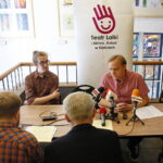 Konferencja prasowa dotycząca pierwszej premiery w nowym sezonie. Na zdjęciu (od lewej): Jakub Wydra i Robert Drobniuch - dyrektor Teatru Lalki i Aktora "Kubuś" / Marzena Mąkosa / Radio Kielce