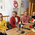 Konferencja prasowa dotycząca pierwszej premiery w nowym sezonie. Na zdjęciu (od lewej): Błażej Twarowski - aktor; Michał Dąbrowski - reżyser; Robert Drobniuch - dyrektor Teatru Lalki i Aktora "Kubuś" i Dariusz Panas - scenograf / Marzena Mąkosa / Radio Kielce