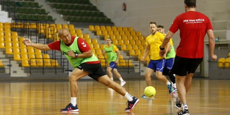 Trening zawodników PGE Vive. Po lewej Talant Dujszebajew - trener  / Marzena Mąkosa / Radio Kielce