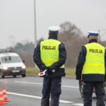 Akcja policyjna "Twoje auto - bezpieczna jazda". Funkcjonariusze sprawdzają stan techniczny pojazdów / Marzena Mąkosa / Radio Kielce
