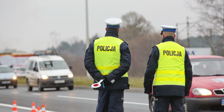 Akcja policyjna "Twoje auto - bezpieczna jazda". Funkcjonariusze sprawdzają stan techniczny pojazdów / Marzena Mąkosa / Radio Kielce