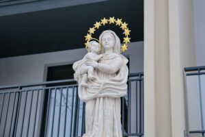 Rzeźba Matki Boskiej przy ulicy Ściegiennego / Marzena Mąkosa / Radio Kielce