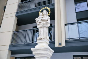 Rzeźba Matki Boskiej przy ulicy Ściegiennego / Marzena Mąkosa / Radio Kielce