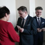 Regionalne spotkanie opłatkowe Zarządu Regionu Świętokrzyskiego NSZZ "Solidarność". Na zdjęciu (od lewej): Danuta Papaj - pełnomocnik prezydenta Kielc, Piotr Duda - przewodniczący centrali związku "Solidarność" i Krzysztof Słoń - senator RP / Marzena Mąkosa / Radio Kielce