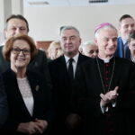 Regionalne spotkanie opłatkowe Zarządu Regionu Świętokrzyskiego NSZZ "Solidarność". Maria Zuba - poseł PiS, Andrzej Bętkowski - marszałek województwa świętokrzyskiego i biskup Marian Florczyk  / Marzena Mąkosa / Radio Kielce