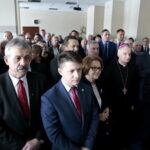 Regionalne spotkanie opłatkowe Zarządu Regionu Świętokrzyskiego NSZZ "Solidarność". Na zdjęciu (od lewej): Tadeusz Kozior - radny, Bartłomiej Dorywalski - wicewojewoda świętokrzyski, Maria Zuba - poseł PiS, biskup Marian Florczyk, Wojciech Lubawski - były prezydent Kielc i Krzysztof Lipiec - poseł PiS / Marzena Mąkosa / Radio Kielce