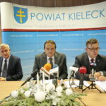 Spotkanie noworoczne w Starostwie Powiatowym. Na zdjęciu (od lewej): Jacek Kuzia - przewodniczący Rady Powiatu w Kielcach, Mirosław Gębski - starosta kielecki, Tomasz Pleban - zastępca starosty kieleckiego / Marzena Mąkosa / Radio Kielce