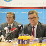 Spotkanie noworoczne w Starostwie Powiatowym. Na zdjęciu (od lewej): Mirosław Gębski - starosta kielecki, Tomasz Pleban - zastępca starosty kieleckiego / Marzena Mąkosa / Radio Kielce