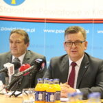 Spotkanie noworoczne w Starostwie Powiatowym. Na zdjęciu (od lewej): Mirosław Gębski - starosta kielecki, Tomasz Pleban - zastępca starosty kieleckiego / Marzena Mąkosa / Radio Kielce