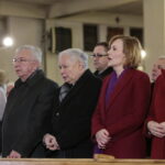 Jarosław Kaczyński w Starachowicach. Msza święta  w przeddzień 6. rocznicy śmierci Jadwigi Kaczyńskiej. Na zdjęciu (od lewej): Agata Wojtyszek - wojewoda świętokrzyski, Krzysztof Lipiec - poseł PiS, Jarosław Kaczyński - prezes PiS, Anna Krupka - wiceminister Sportu i Turystyki i Maria Zuba - poseł PiS / Marzena Mąkosa / Radio Kielce