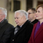 Jarosław Kaczyński w Starachowicach. Msza święta  w przeddzień 6. rocznicy śmierci Jadwigi Kaczyńskiej. Na zdjęciu (od lewej): Krzysztof Lipiec - poseł PiS, Jarosław Rusiecki - prezes PiS i Anna Krupka - wiceminister Sportu i Turystyki  / Marzena Mąkosa / Radio Kielce