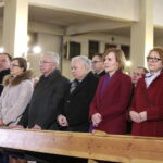 Jarosław Kaczyński w Starachowicach. Msza święta  w przeddzień 6. rocznicy śmierci Jadwigi Kaczyńskiej. Na zdjęciu (od lewej): Marek Kwitek - poseł PiS, Agata Wojtyszek - wojewoda świętokrzyski, Krzysztof Lipiec - poseł PiS, Jarosław Kaczyński - prezes PiS, Anna Krupka - wiceminister Sportu i Turystyki , Maria Zuba - poseł PiS,Bartłomiej Dorywalski -  wicewojewoda świętokrzyski / Marzena Mąkosa / Radio Kielce