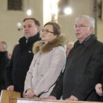 Jarosław Kaczyński w Starachowicach. Msza święta  w przeddzień 6. rocznicy śmierci Jadwigi Kaczyńskiej. Na zdjęciu (od lewej): Marek Kwitek - poseł PiS, Agata Wojtyszek - wojewoda świętokrzyski, Krzysztof Lipiec - poseł PiS i Jarosław Kaczyński - prezes PiS / Marzena Mąkosa / Radio Kielce