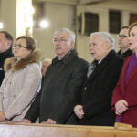 Jarosław Kaczyński w Starachowicach. Msza święta  w przeddzień 6. rocznicy śmierci Jadwigi Kaczyńskiej. Na zdjęciu (od lewej): Marek Kwitek - poseł PiS, Agata Wojtyszek - wojewoda świętokrzyski, Krzysztof Lipiec - poseł PiS, Jarosław Kaczyński - prezes PiS i Anna Krupka - wiceminister Sportu i Turystyki  / Marzena Mąkosa / Radio Kielce