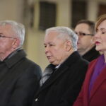 Jarosław Kaczyński w Starachowicach. Msza święta  w przeddzień 6. rocznicy śmierci Jadwigi Kaczyńskiej. Na zdjęciu (od lewej): Krzysztof Lipiec - poseł PiS, Jarosław Kaczyński - prezes PiS i Anna Krupka - wiceminister Sportu i Turystyki  / Marzena Mąkosa / Radio Kielce