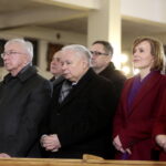 Jarosław Kaczyński w Starachowicach. Msza święta  w przeddzień 6. rocznicy śmierci Jadwigi Kaczyńskiej. Na zdjęciu (od lewej): Agata Wojtyszek - wojewoda świętokrzyski, Krzysztof Lipiec - poseł PiS, Jarosław Kaczyński - prezes PiS, Anna Krupka - wiceminister Sportu i Turystyki i Maria Zuba - poseł PiS / Marzena Mąkosa / Radio Kielce