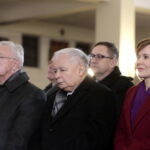 Jarosław Kaczyński w Starachowicach. Msza święta  w przeddzień 6. rocznicy śmierci Jadwigi Kaczyńskiej. Na zdjęciu (od lewej): Krzysztof Lipiec - poseł PiS, Jarosław Kaczyński - prezes PiS i Anna Krupka - wiceminister Sportu i Turystyki  / Marzena Mąkosa / Radio Kielce