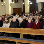 Jarosław Kaczyński w Starachowicach. Msza święta  w przeddzień 6. rocznicy śmierci Jadwigi Kaczyńskiej. Na zdjęciu (od lewej): Marek Kwitek - poseł PiS, Agata Wojtyszek - wojewoda świętokrzyski, Krzysztof Lipiec - poseł PiS, Jarosław Kaczyński - prezes PiS, Anna Krupka - wiceminister Sportu i Turystyki, Maria Zuba - poseł PiS, Bartłomiej Dorywalski -  wicewojewoda świętokrzyski i Andrzej Kryj - poseł PiS / Marzena Mąkosa / Radio Kielce