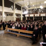 Jarosław Kaczyński w Starachowicach. Msza święta  w przeddzień 6. rocznicy śmierci Jadwigi Kaczyńskiej. Na zdjęciu (od lewej): Marek Kwitek - poseł PiS, Agata Wojtyszek - wojewoda świętokrzyski, Krzysztof Lipiec - poseł PiS, Jarosław Kaczyński - prezes PiS, Anna Krupka - wiceminister Sportu i Turystyki, Maria Zuba - poseł PiS, Bartłomiej Dorywalski -  wicewojewoda świętokrzyski i Andrzej Kryj - poseł PiS. W pierwszym rzędzie Krzysztof Słoń - senator RP / Marzena Mąkosa / Radio Kielce