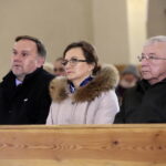 Jarosław Kaczyński w Starachowicach. Msza święta  w przeddzień 6. rocznicy śmierci Jadwigi Kaczyńskiej. Na zdjęciu (od lewej): Marek Kwitek - poseł PiS, Agata Wojtyszek - wojewoda świętokrzyski i Krzysztof Lipiec - poseł PiS / Marzena Mąkosa / Radio Kielce