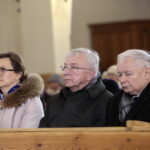 Jarosław Kaczyński w Starachowicach. Msza święta  w przeddzień 6. rocznicy śmierci Jadwigi Kaczyńskiej. Na zdjęciu (od lewej): Agata Wojtyszek - wojewoda świętokrzyski, Krzysztof Lipiec - poseł PiS i Jarosław Kaczyński - prezes PiS / Marzena Mąkosa / Radio Kielce