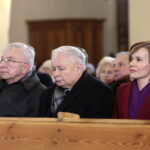 Jarosław Kaczyński w Starachowicach. Msza święta  w przeddzień 6. rocznicy śmierci Jadwigi Kaczyńskiej. Na zdjęciu (od lewej): Krzysztof Lipiec - poseł PiS, Jarosław Kaczyński - prezes PiS i Anna Krupka - wiceminister Sportu i Turystyki  / Marzena Mąkosa / Radio Kielce