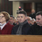 Jarosław Kaczyński w Starachowicach. Msza święta  w przeddzień 6. rocznicy śmierci Jadwigi Kaczyńskiej. Na zdjęciu (od lewej): Maria Zuba - poseł PiS, Bartłomiej Dorywalski -  wicewojewoda świętokrzyski i Andrzej Kryj - poseł PiS / Marzena Mąkosa / Radio Kielce