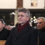 Jarosław Kaczyński w Starachowicach. Msza święta  w przeddzień 6. rocznicy śmierci Jadwigi Kaczyńskiej. Na zdjęciu Krzysztof Słoń - senator RP. W drugim rzędzie: Andrzej Kryj - poseł PiS i Andrzej Bętkowski - marszałek województwa świętokrzyskiego  / Marzena Mąkosa / Radio Kielce