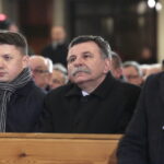 Jarosław Kaczyński w Starachowicach. Msza święta  w przeddzień 6. rocznicy śmierci Jadwigi Kaczyńskiej. Na zdjęciu (od lewej): Bartłomiej Dorywalski -  wicewojewoda świętokrzyski, Andrzej Kryj - poseł PiS / Marzena Mąkosa / Radio Kielce