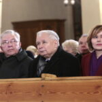 Jarosław Kaczyński w Starachowicach. Msza święta  w przeddzień 6. rocznicy śmierci Jadwigi Kaczyńskiej. Na zdjęciu (od lewej): Krzysztof Lipiec - poseł PiS, Jarosław Kaczyński - prezes PiS i Anna Krupka - wiceminister Sportu i Turystyki / Marzena Mąkosa / Radio Kielce