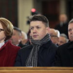 Jarosław Kaczyński w Starachowicach. Msza święta  w przeddzień 6. rocznicy śmierci Jadwigi Kaczyńskiej. Na zdjęciu (od lewej): Maria Zuba - poseł PiS, Bartłomiej Dorywalski -  wicewojewoda świętokrzyski i Andrzej Kryj - poseł PiS / Marzena Mąkosa / Radio Kielce