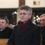 Jarosław Kaczyński w Starachowicach. Msza święta  w przeddzień 6. rocznicy śmierci Jadwigi Kaczyńskiej. Krzysztof Słoń - senator RP. W drugim rzędzie: Andrzej Kryj - poseł PiS i Andrzej Bętkowski - marszałek województwa świętokrzyskiego  / Marzena Mąkosa / Radio Kielce