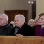 Jarosław Kaczyński w Starachowicach. Msza święta  w przeddzień 6. rocznicy śmierci Jadwigi Kaczyńskiej. Na zdjęciu (od lewej): Krzysztof Lipiec - poseł PiS, Jarosław Kaczyński - prezes PiS i Anna Krupka - wiceminister Sportu i Turystyki  / Marzena Mąkosa / Radio Kielce