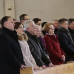 Jarosław Kaczyński w Starachowicach. Msza święta  w przeddzień 6. rocznicy śmierci Jadwigi Kaczyńskiej. Na zdjęciu (od lewej): Marek Kwitek - poseł PiS, Agata Wojtyszek - wojewoda świętokrzyski, Krzysztof Lipiec - poseł PiS, Jarosław Kaczyński - prezes PiS, Anna Krupka - wiceminister Sportu i Turystyki , Maria Zuba - poseł PiS,Bartłomiej Dorywalski -  wicewojewoda świętokrzyski,  Andrzej Kryj - poseł PiS / Marzena Mąkosa / Radio Kielce