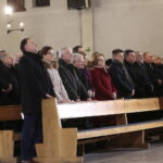 Jarosław Kaczyński w Starachowicach. Msza święta  w przeddzień 6. rocznicy śmierci Jadwigi Kaczyńskiej. Na zdjęciu (od lewej): Marek Kwitek - poseł PiS, Agata Wojtyszek - wojewoda świętokrzyski, Krzysztof Lipiec - poseł PiS, Jarosław Kaczyński - prezes PiS, Anna Krupka - wiceminister Sportu i Turystyki , Maria Zuba - poseł PiS,Bartłomiej Dorywalski -  wicewojewoda świętokrzyski,  Andrzej Kryj - poseł PiS, Andrzej Bętkowski - marszałek województwa świętokrzyskiego. W pierwszym rzędzie Krzysztof Słoń - senator RP / Marzena Mąkosa / Radio Kielce