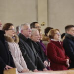 Jarosław Kaczyński w Starachowicach. Msza święta  w przeddzień 6. rocznicy śmierci Jadwigi Kaczyńskiej. Na zdjęciu (od lewej): Marek Kwitek - poseł PiS, Agata Wojtyszek - wojewoda świętokrzyski, Krzysztof Lipiec - poseł PiS, Jarosław Kaczyński - prezes PiS, Anna Krupka - wiceminister Sportu i Turystyki , Maria Zuba - poseł PiS,Bartłomiej Dorywalski -  wicewojewoda świętokrzyski,  Andrzej Kryj - poseł PiS / Marzena Mąkosa / Radio Kielce