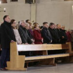 Jarosław Kaczyński w Starachowicach. Msza święta  w przeddzień 6. rocznicy śmierci Jadwigi Kaczyńskiej. Na zdjęciu (od lewej): Marek Kwitek - poseł PiS, Agata Wojtyszek - wojewoda świętokrzyski, Krzysztof Lipiec - poseł PiS, Jarosław Kaczyński - prezes PiS, Anna Krupka - wiceminister Sportu i Turystyki , Maria Zuba - poseł PiS,Bartłomiej Dorywalski -  wicewojewoda świętokrzyski,  Andrzej Kryj - poseł PiS, Andrzej Bętkowski - marszałek województwa świętokrzyskiego. W pierwszym rzędzie Krzysztof Słoń - senator RP / Marzena Mąkosa / Radio Kielce