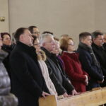 Jarosław Kaczyński w Starachowicach. Msza święta  w przeddzień 6. rocznicy śmierci Jadwigi Kaczyńskiej. Na zdjęciu (od lewej): Marek Kwitek - poseł PiS, Agata Wojtyszek - wojewoda świętokrzyski, Krzysztof Lipiec - poseł PiS, Jarosław Kaczyński - prezes PiS, Maria Zuba - poseł PiS, Bartłomiej Dorywalski -  wicewojewoda świętokrzyski, Andrzej Kryj - poseł PiS / Marzena Mąkosa / Radio Kielce