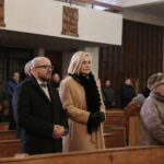 Jarosław Kaczyński w Starachowicach. Msza święta  w przeddzień 6. rocznicy śmierci Jadwigi Kaczyńskiej. Na zdjęciu (od lewej): Mariusz Gosek - członek Zarządu Województwa Świętokrzyskiego i Renata Janik - wicemarszałek województwa świętokrzyskiego  / Marzena Mąkosa / Radio Kielce