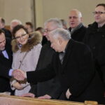 Jarosław Kaczyński w Starachowicach. Msza święta  w przeddzień 6. rocznicy śmierci Jadwigi Kaczyńskiej. Na zdjęciu (od lewej): Marek Kwitek - poseł PiS, Agata Wojtyszek - wojewoda świętokrzyski, Krzysztof Lipiec - poseł PiS, Jarosław Kaczyński - prezes PiS / Marzena Mąkosa / Radio Kielce